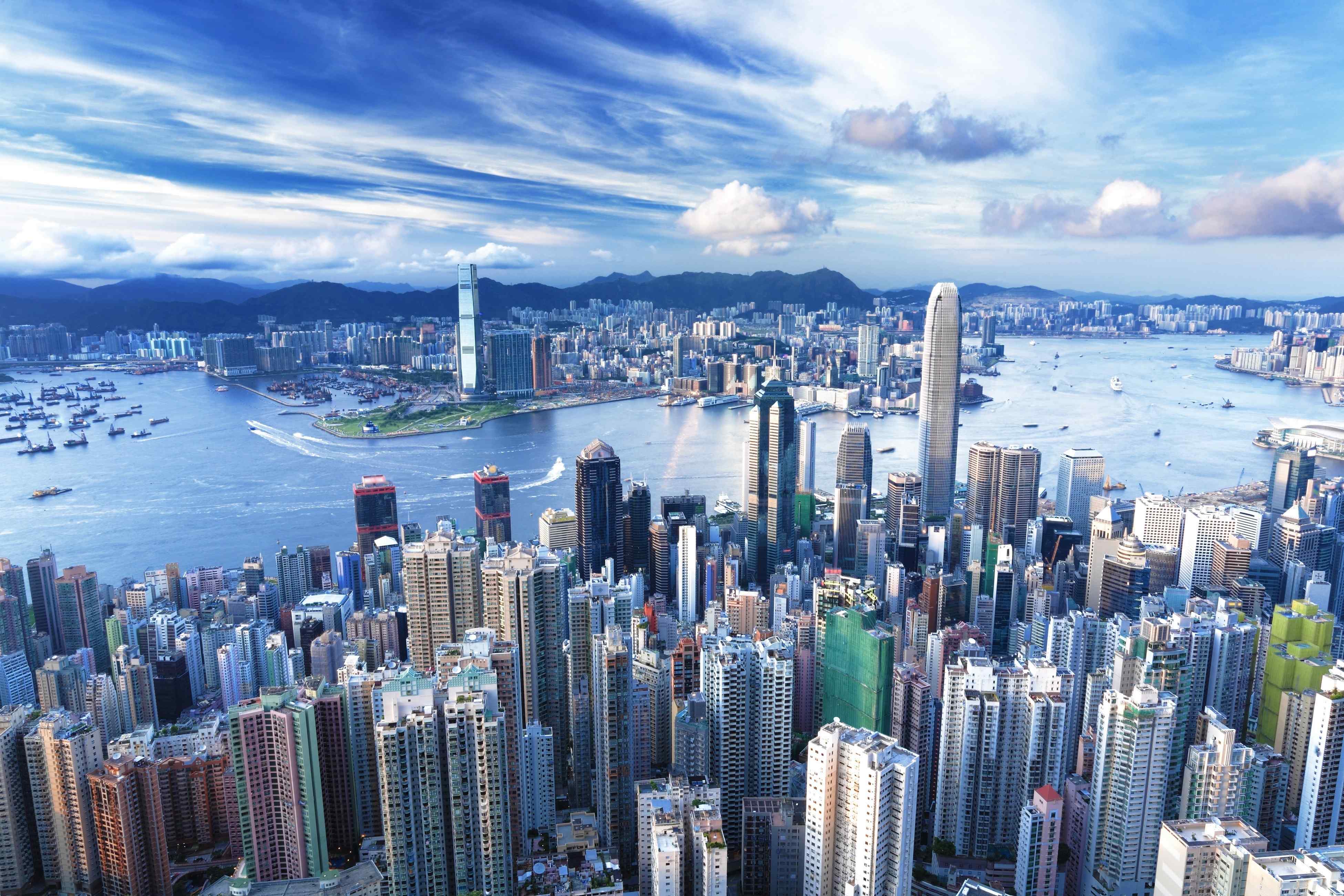 高層ビルが乱立する大都市「香港」に上陸！