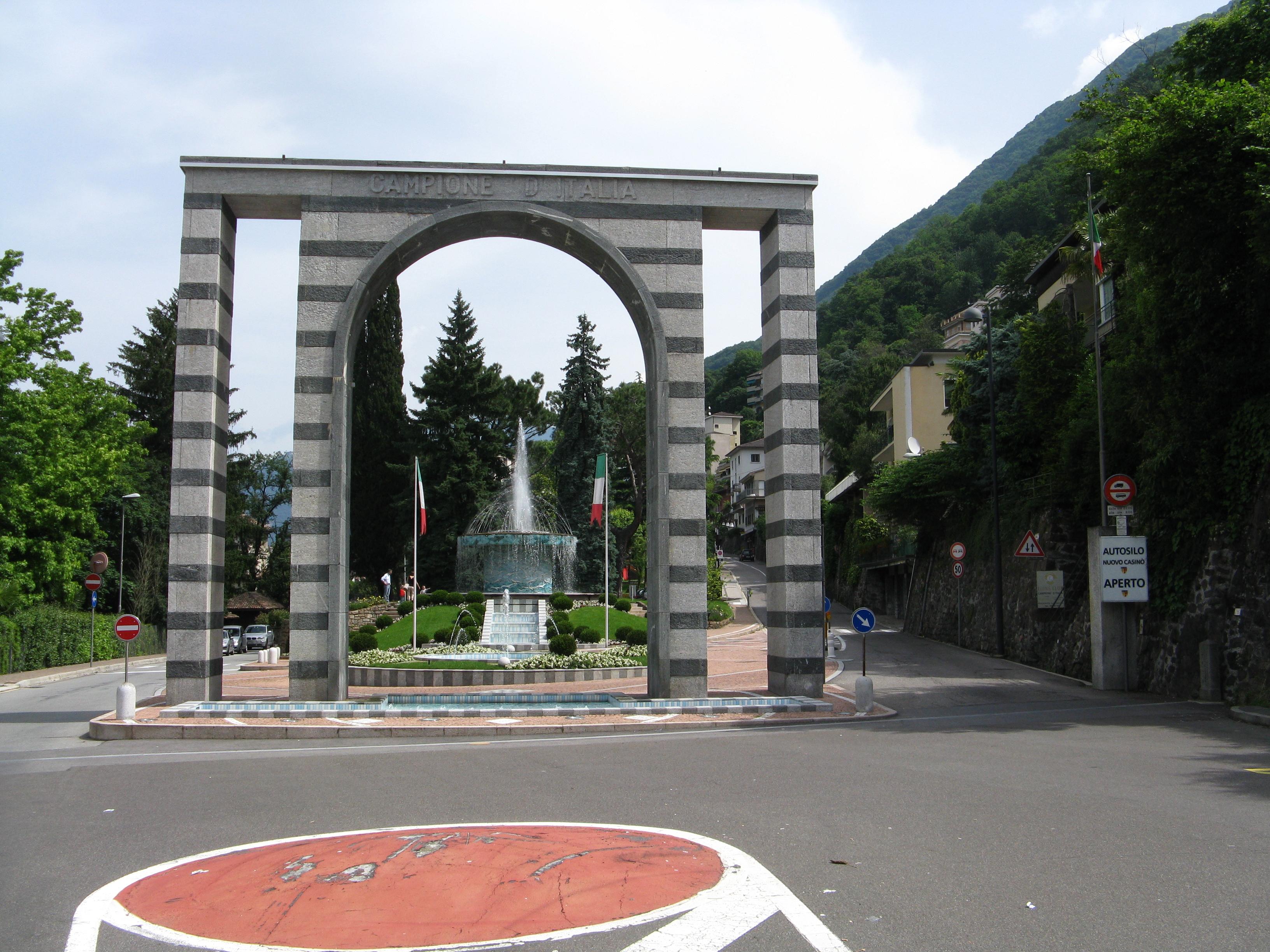 街の入り口の独立広場の門