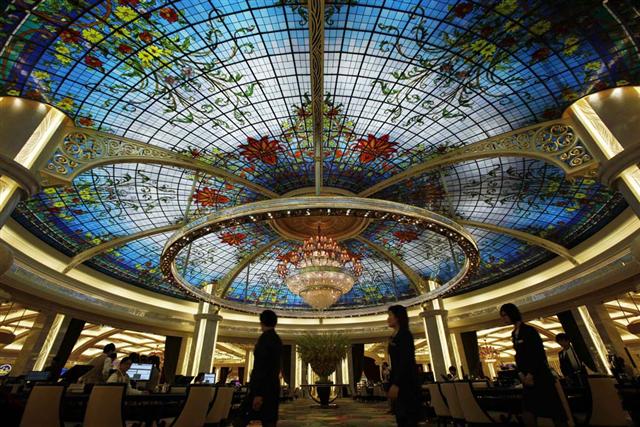 カジノの天井はステンドグラスの様な雰囲気