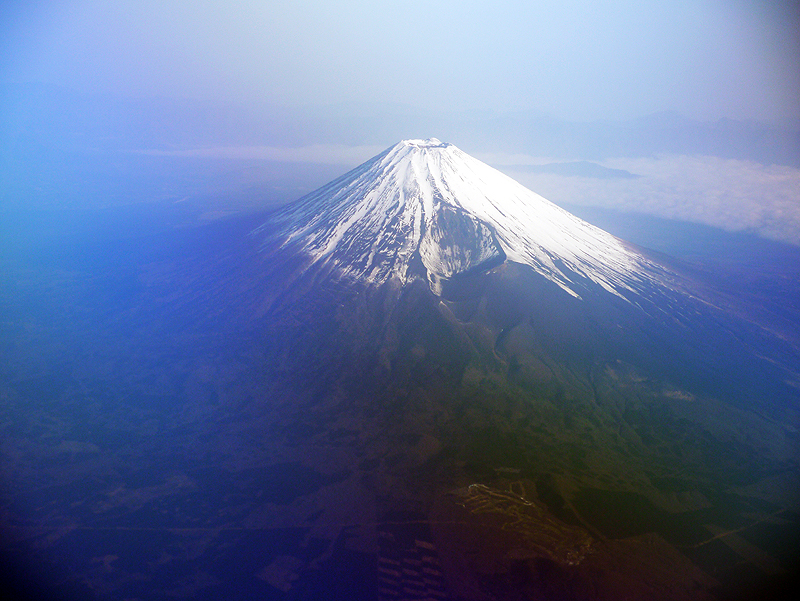 飛行機から富士山が見えます！