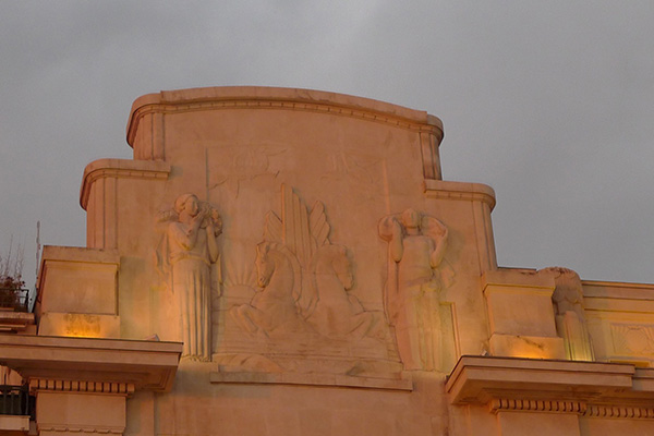 建物上部には、アントワーヌ・サルトリオの彫刻が。