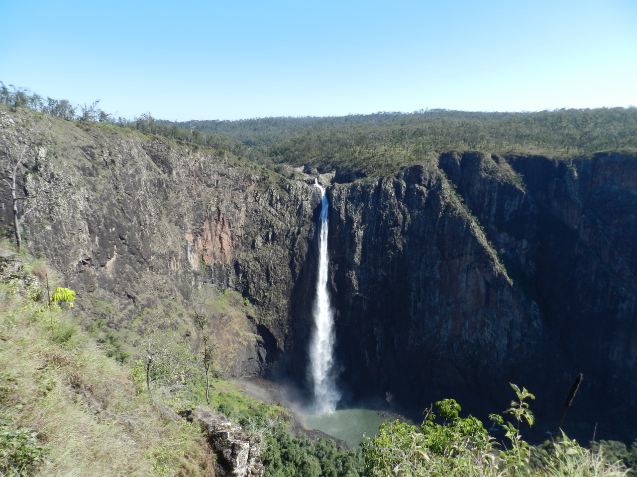 北西部にはオーストラリア最大の落差の「ワラマン滝」