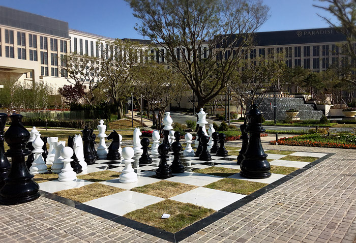 ホテルの外には、巨大なチェスが。